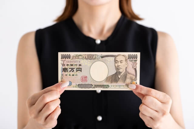 女性と一万円札